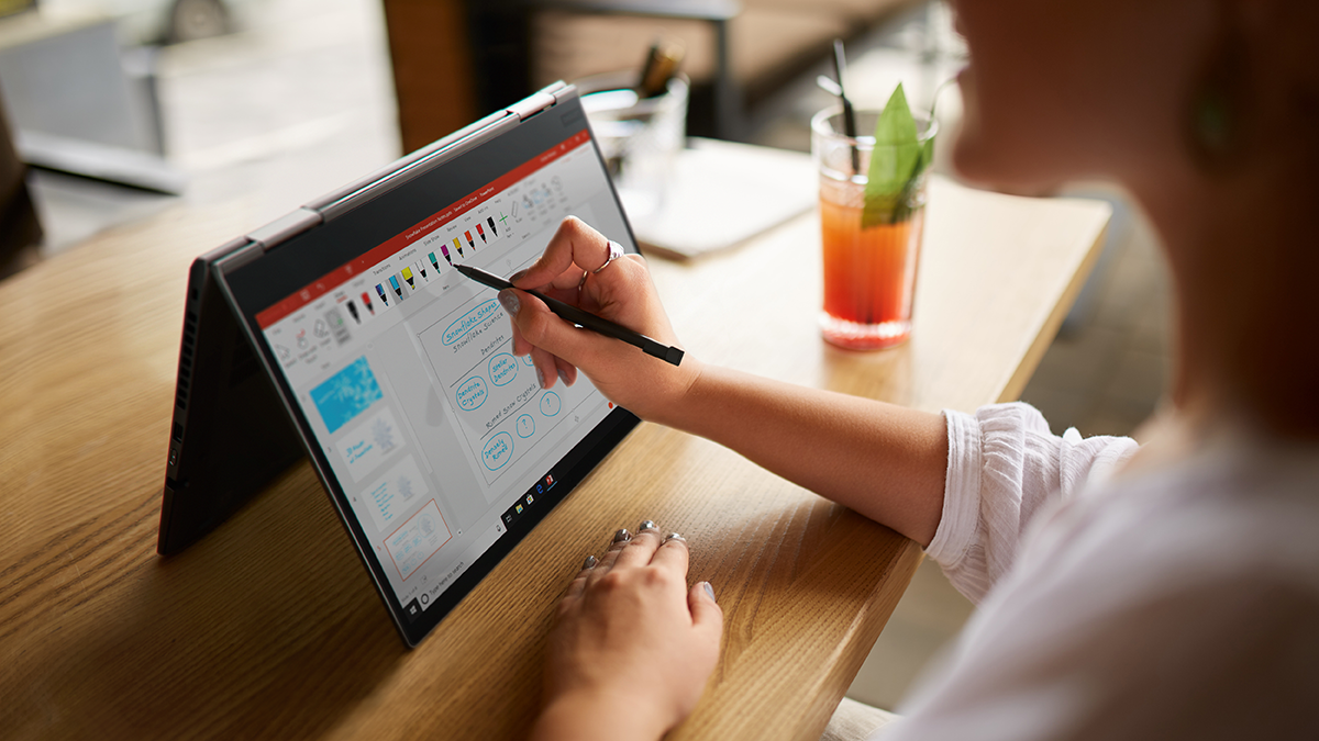 Lenovo ThinkPad X1 Yoga en mode tente, avec quelqu’un utilisant un stylet numérique.