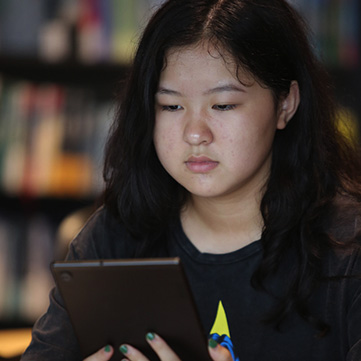 Lenovo New Realities Xintong Zhou working on tablet