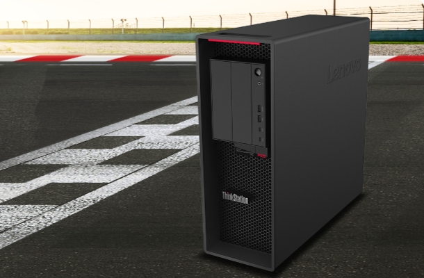 Lenovo ThinkStation sur la ligne de départ d’un circuit de course	