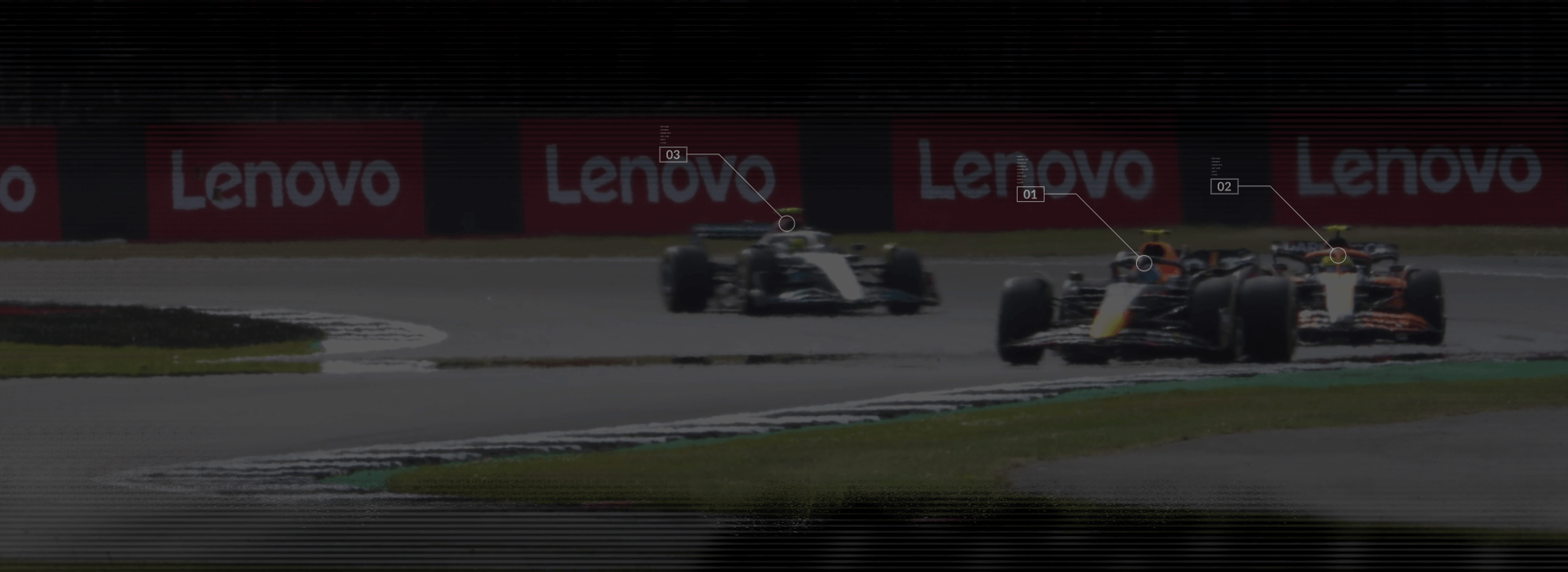 3 F1-bolides op een racebaan met Lenovo-banners op de achtergrond