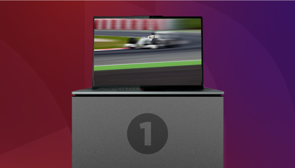 Lenovo ThinkPad sur un podium affichant une image de voiture de course de F1