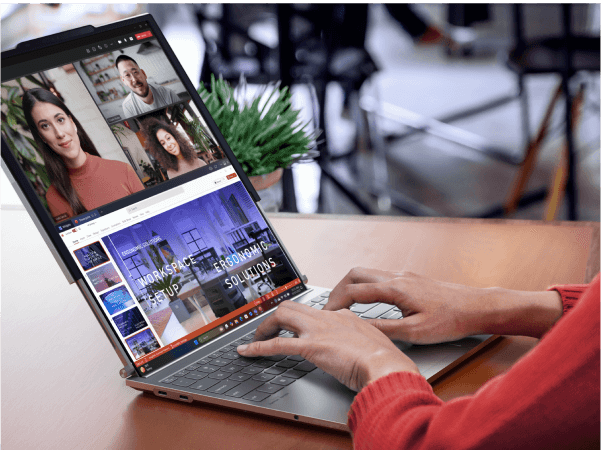 Manos escriben en el teclado de una computadora portátil Lenovo ThinkBook Plus Gen 6 Rollable, que tiene una pantalla expandida que muestra una videoconferencia y una presentación de diapositivas