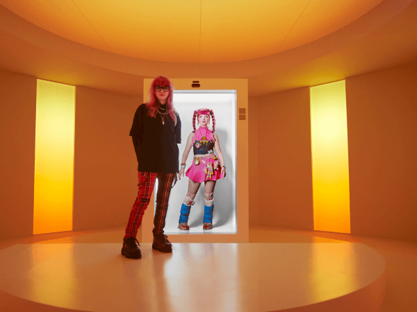 Un creador se encuentra frente a una representación digital de su personaje en línea.