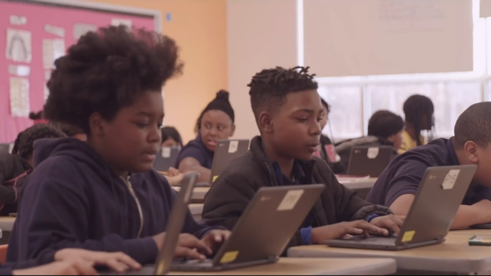 Schüler der Fort Worthington Grund- und Mittelschule nutzen Lenovo Laptops im Klassenzimmer