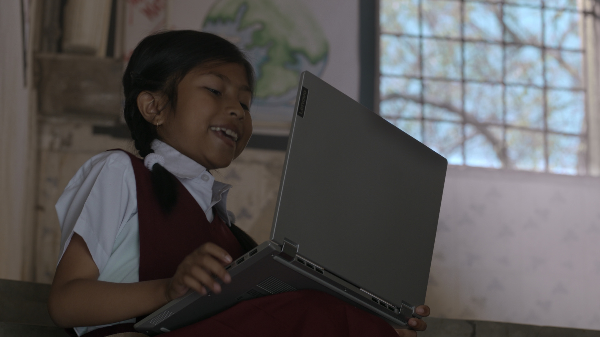 Technologie intelligente : une élève utilise un portable Lenovo pour suivre un cours en ligne