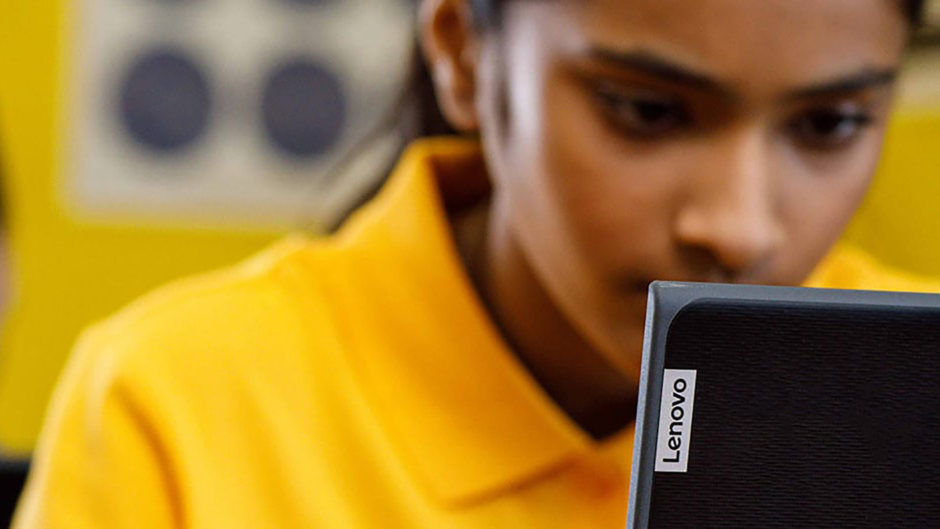 Nouvelles technologies éducatives : une élève utilise un portable Lenovo pour étudier