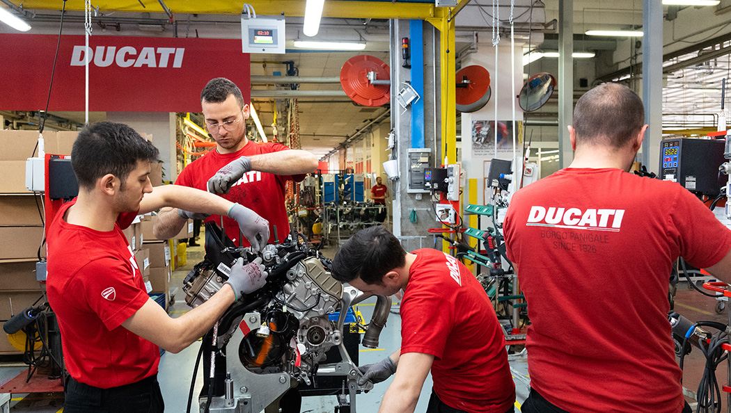 L’équipe Ducati utilisant le portable ThinkPad par le circuit