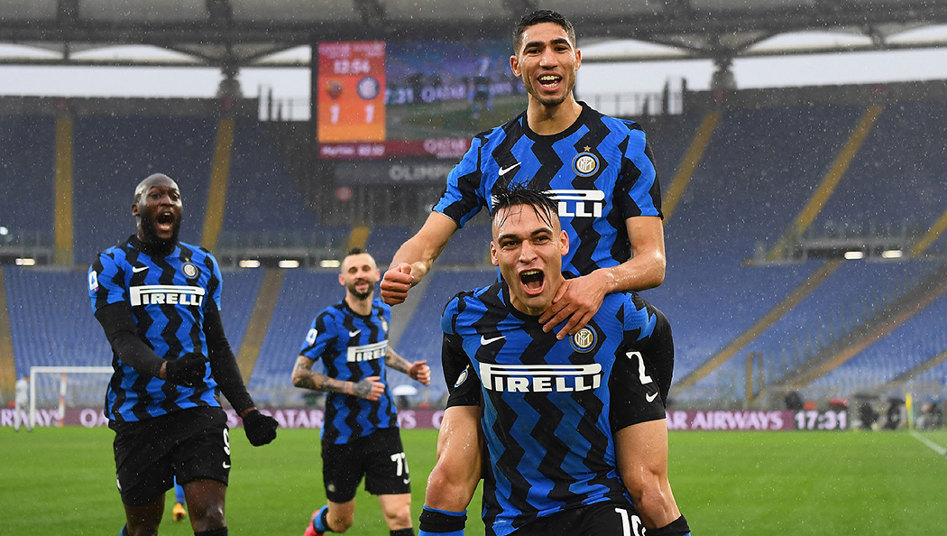 Les coéquipiers du FC Inter célèbrent lors d’un match