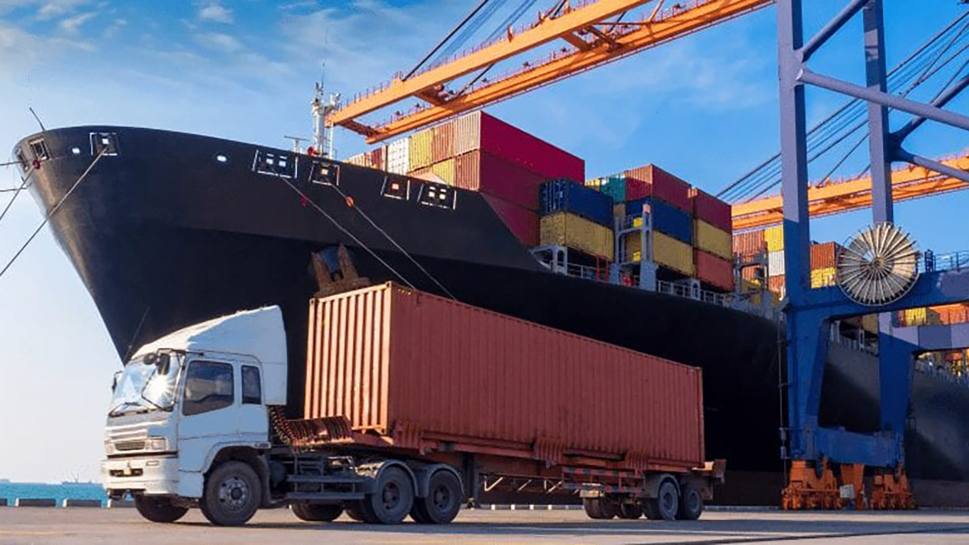 Ein LKW von Cheney Brothers transportiert Lebensmittel und Getränke.