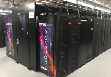 Zwei Reihen hochmoderner Cannon-Supercomputer von Lenovo in einem Rechenzentrum.