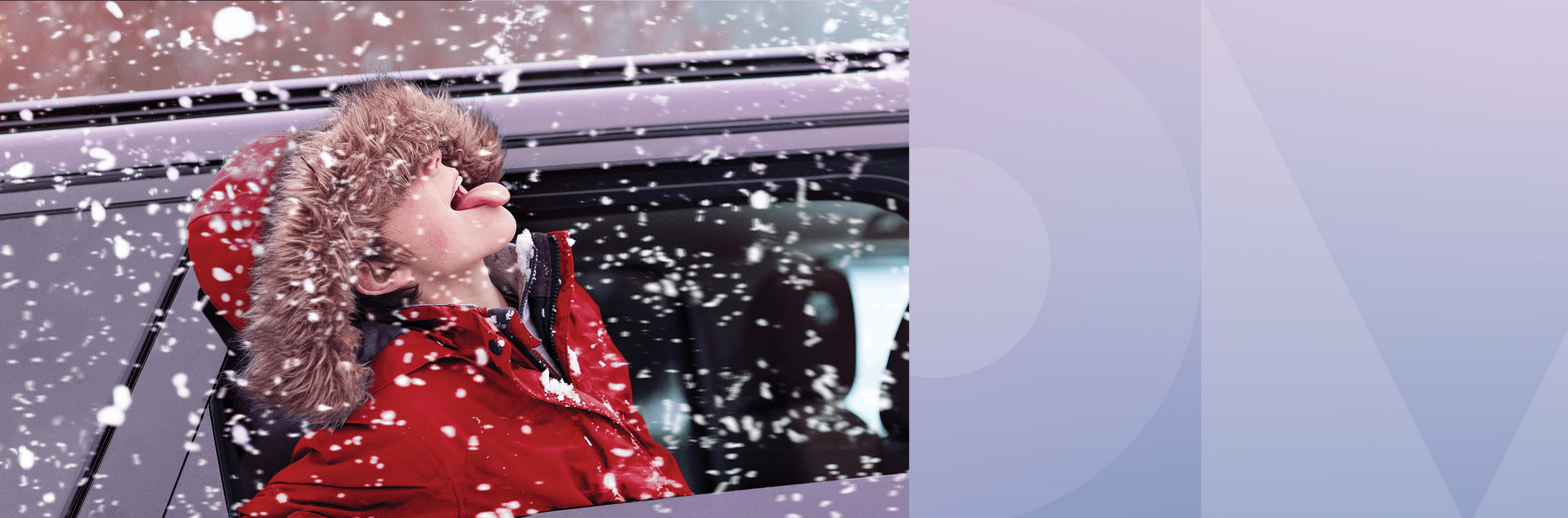 um grande outdoor em um prédio diz “A tecnologia mais inteligente usa a eficiência a favor do meio ambiente” ao lado da foto de uma criança de casaco vermelho e capuz pegando flocos de neve com a língua.