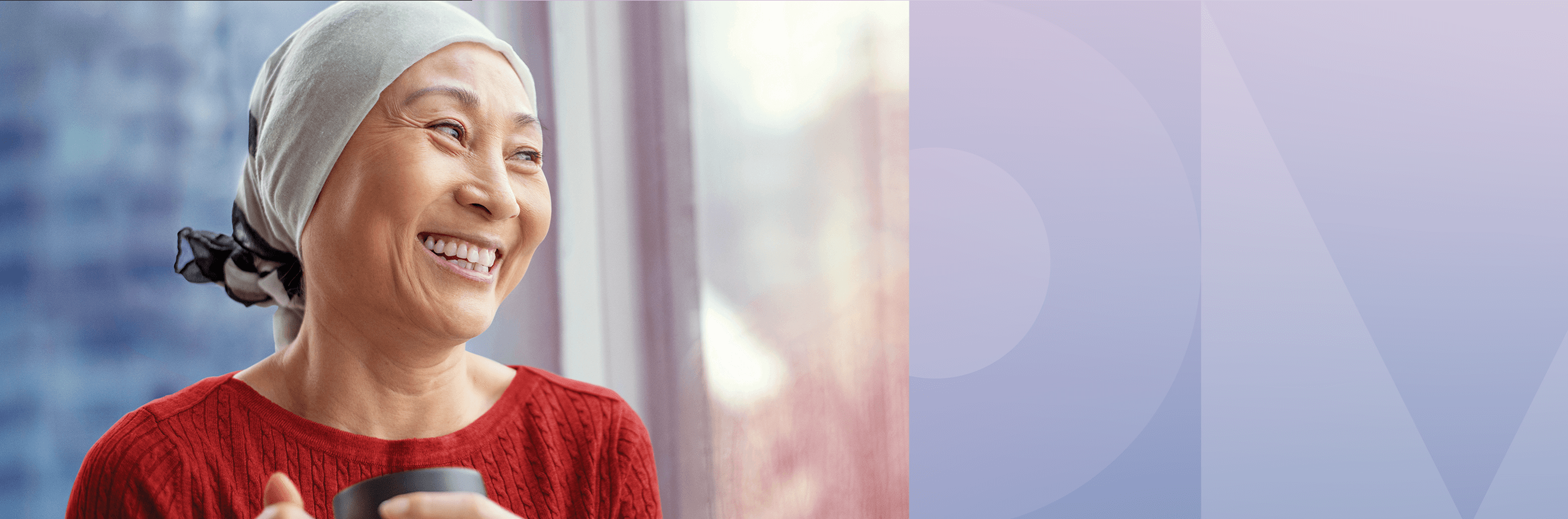 Ein großes Banner auf einem Gebäude mit dem Schriftzug „Smarter beim Kampf gegen Krankheiten – durch leistungsstarke Datenverarbeitung“ das eine Frau in einer roten Bluse und mit einem hellgrünen Kopftuch zeigt, die fröhlich lächelt, als sie aus dem Fenster eines städtischen Hochhauses zu ihrer Linken schaut.