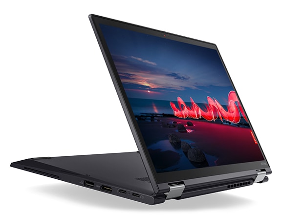 Ansicht des ThinkPad X13 Yoga Gen 3 (13'' Intel) von links, im Präsentations-Modus geöffnet, mit Blick auf das Display
