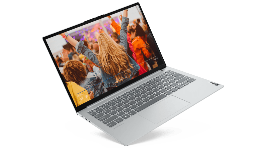Laptop Lenovo ThinkBook 13x en color Cloud Grey (gris nube) vista de frente a la izquierda y flotando como si estuviera en un ángulo, abierta 110° para mostrar el teclado y la colorida pantalla de 13.3”