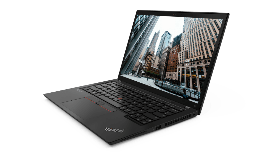 Pienoiskuva Lenovo ThinkPad X13 Gen 2 (13'', AMD) -kannettavasta – kolmen neljäsosan näkymä etuoikealta, kansi auki ja näytössä kuva kaupunkimaisemasta