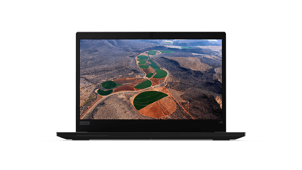 Vista frontal del portátil ThinkPad L13 de 2.ª generación (13'', AMD), abierto, con un paisaje aéreo en la pantalla