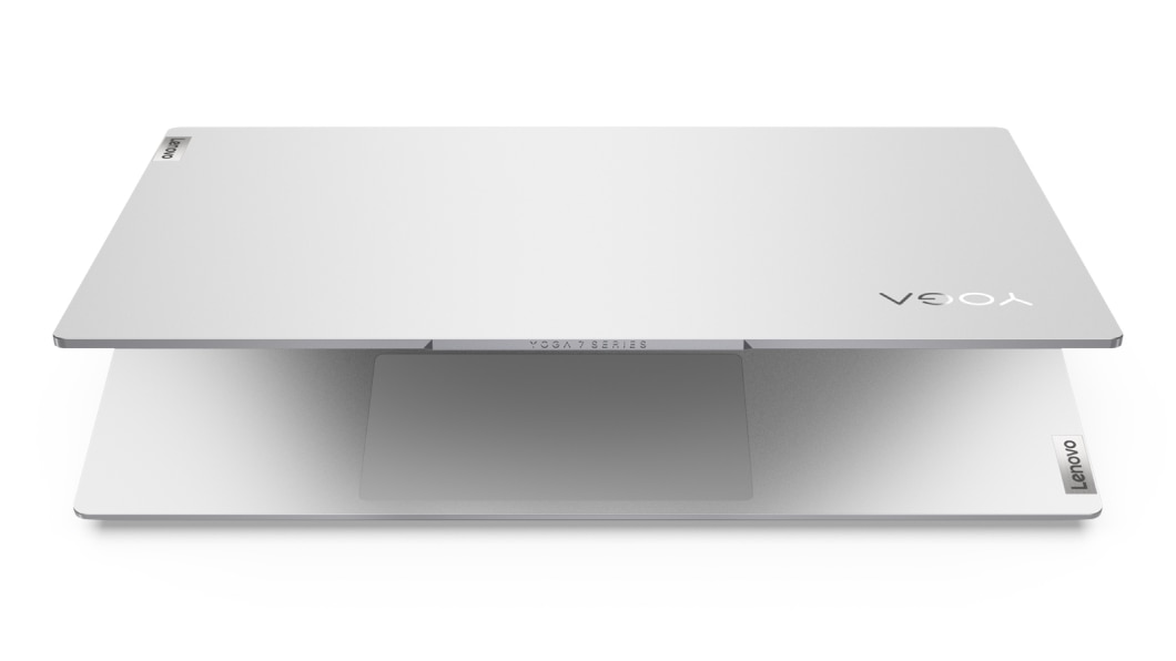 Sølvfarvet Lenovo Yoga Slim 7 Pro 14 set forfra med den bærbare computer let åben