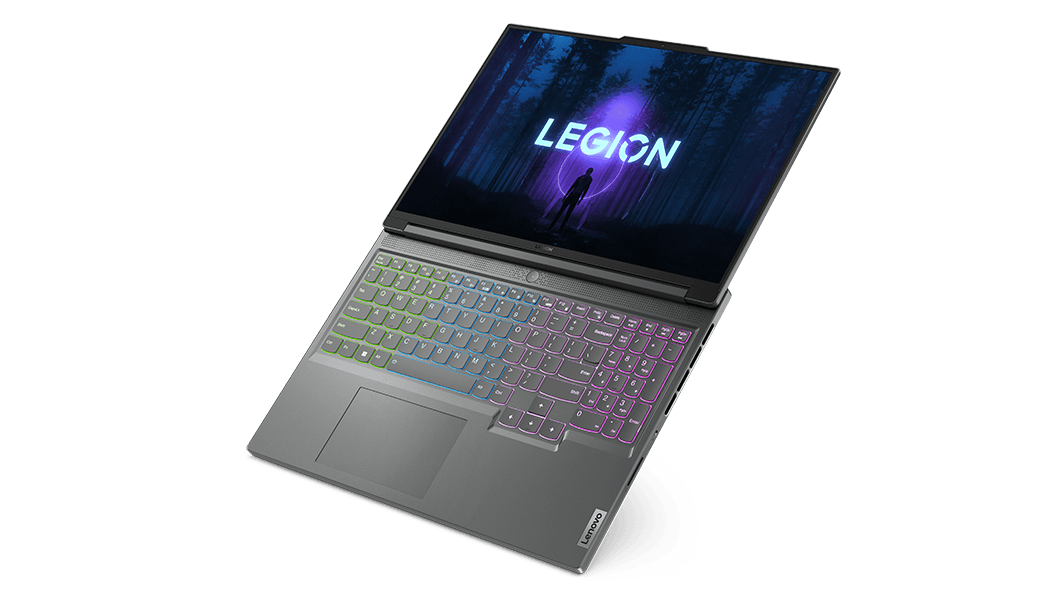 Vista del portátil Legion Slim 5i de 8.ª generación en color Storm Grey abierto en un ángulo de 180 grados, con el teclado RGB visible