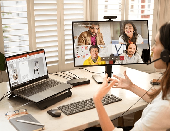 Vrouw die Lenovo ThinkBook 15, 2e generatie gebruikt voor een PowerPoint-presentatie voor een virtuele vergadering
