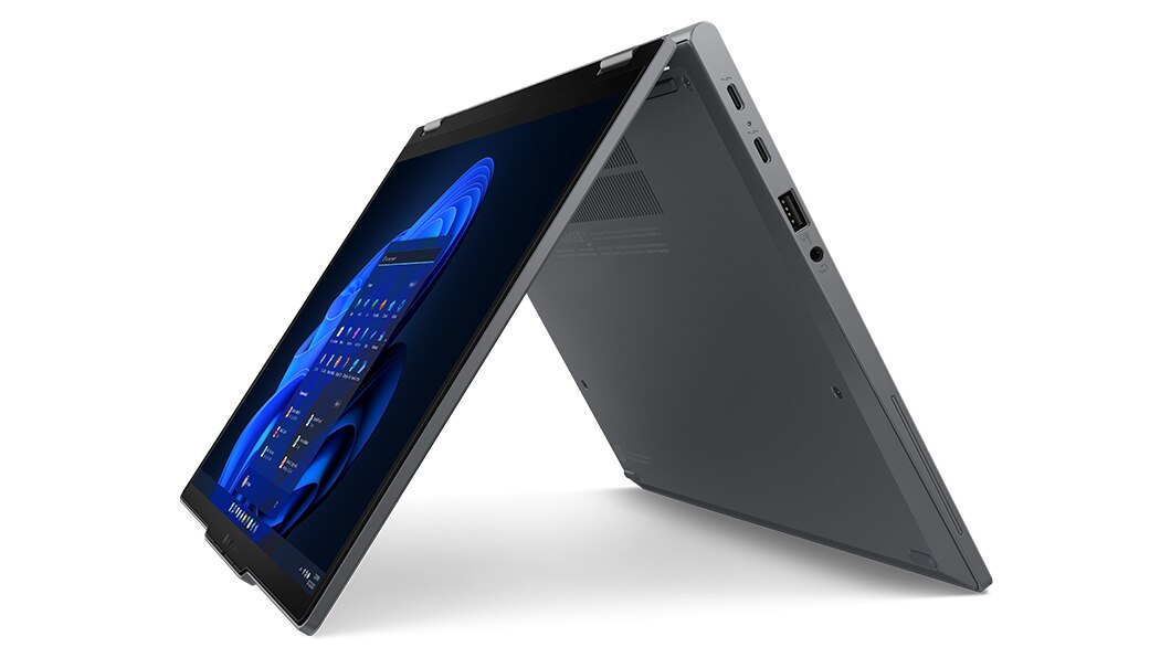 Vue latérale d’un portable 2-en-1 ThinkPad X13 Yoga Gen 4 en mode tente, montrant une partie de l’écran