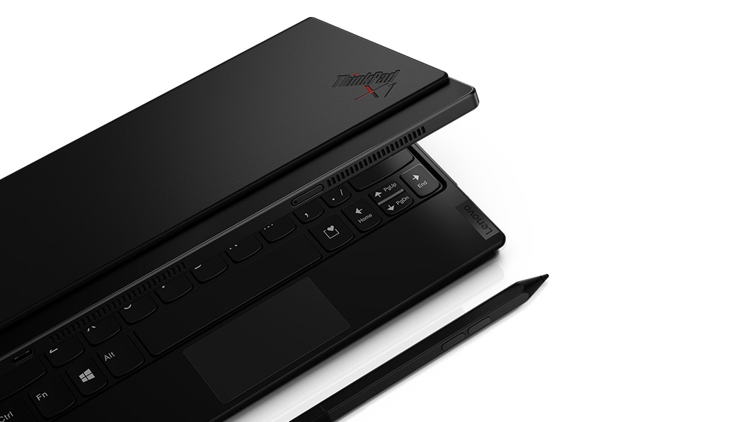 Lenovo ThinkPad X1 Fold öppen 45 grader sedd snett från vänster med Bluetooth-tangentbord nedtill på bildskärmen