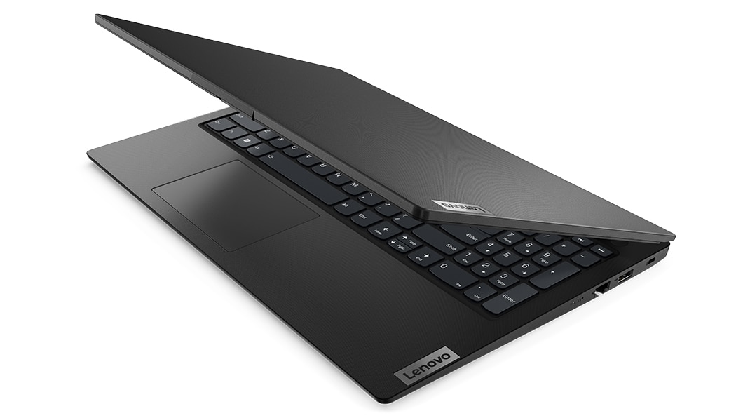 Linkerzijaanzicht van Lenovo V15 Gen 3-laptop (15” AMD), opengeklapt, met voorklep en een deel van het toetsenbord