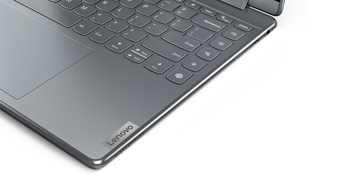 Nærbilde av kanten av tastaturet til den bærbare Yoga 9i Gen 8 2-i-1 i fargen Storm Grey