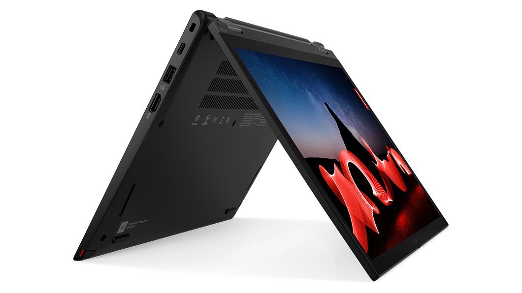 Lenovo ThinkPad L13 Yoga Gen 4 en mode tente, tourné vers la gauche pour montrer les ports, le dessous du portable et l’écran de 33,02 cm (13'')