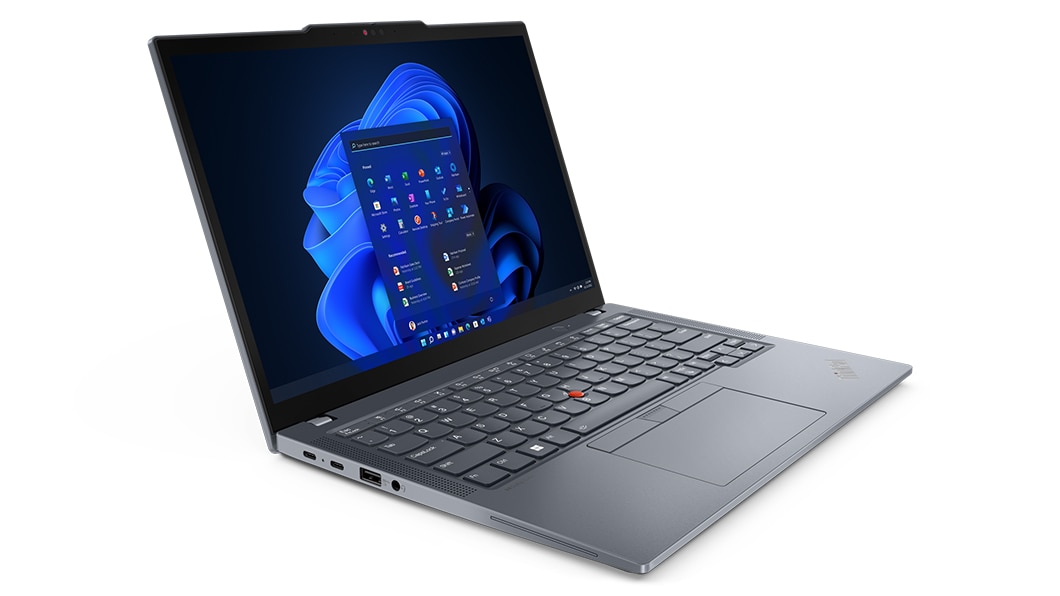 Vue plongeante du coin avant gauche d’un portable ThinkPad X13 Gen 4 ouvert à 110°
