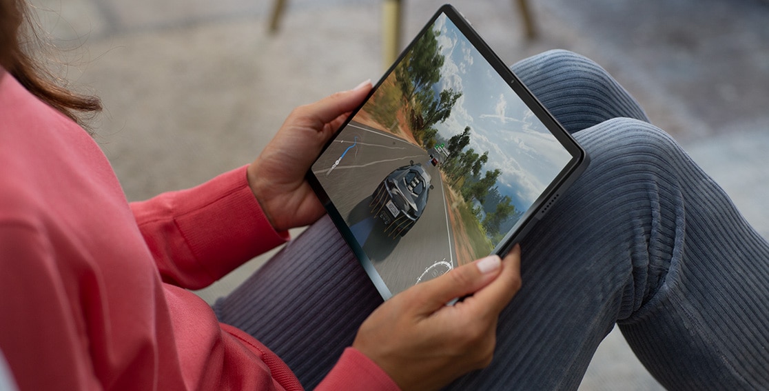 Lenovo Tab P11 -tabletti edestä kuvattuna, näytössä kilpa-ajopeli