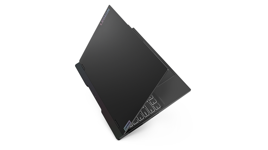 Imagen de la laptop gamer Lenovo Legion Slim 7 6ta Gen apoyada en uno de sus bordes, con el teclado retroiluminado