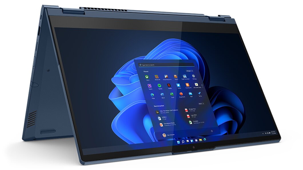 Vista del portátil ThinkBook 14s Yoga de 3.ª generación en color Abyss Blue, en modo tienda con enfoque en el menú Inicio de Windows 11 Pro.