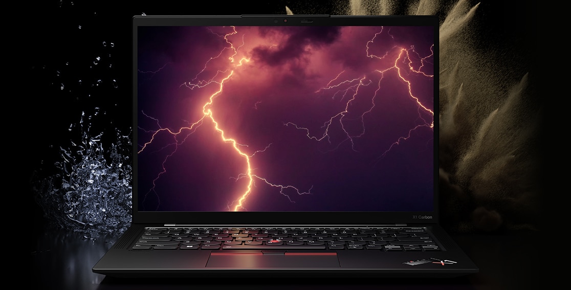 Lenovo ThinkPad X1 Carbon Gen 11-laptop omringd door opspattend water en woestijnstof, met bliksem op het scherm, om aan te geven dat de laptop getest is volgens militaire specificaties.