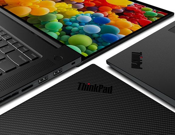Drei mobile Workstations Lenovo ThinkPad P1 Gen 5, um 180 Grad geöffnet, mit Blick auf die Ecken der Gehäusedeckel mit Kohlefasergewebe und in Black, neben Details von Display und Tastatur.