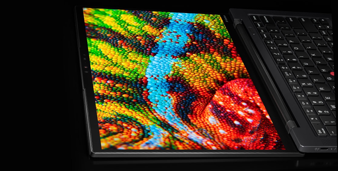 Närbild av bildskärmen på den bärbara datorn Lenovo ThinkPad X1 Carbon Gen 11 med fullödiga och livliga färger.