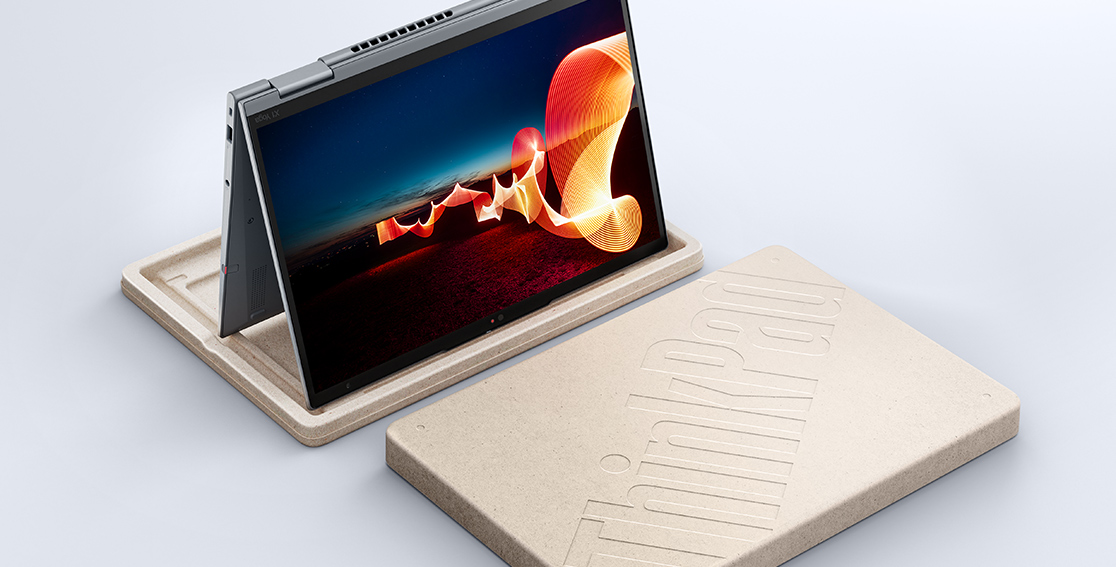 Portable Lenovo ThinkPad X1 Yoga Gen 8 2-en-1 en mode tente sur l’emballage compostable sans plastique.