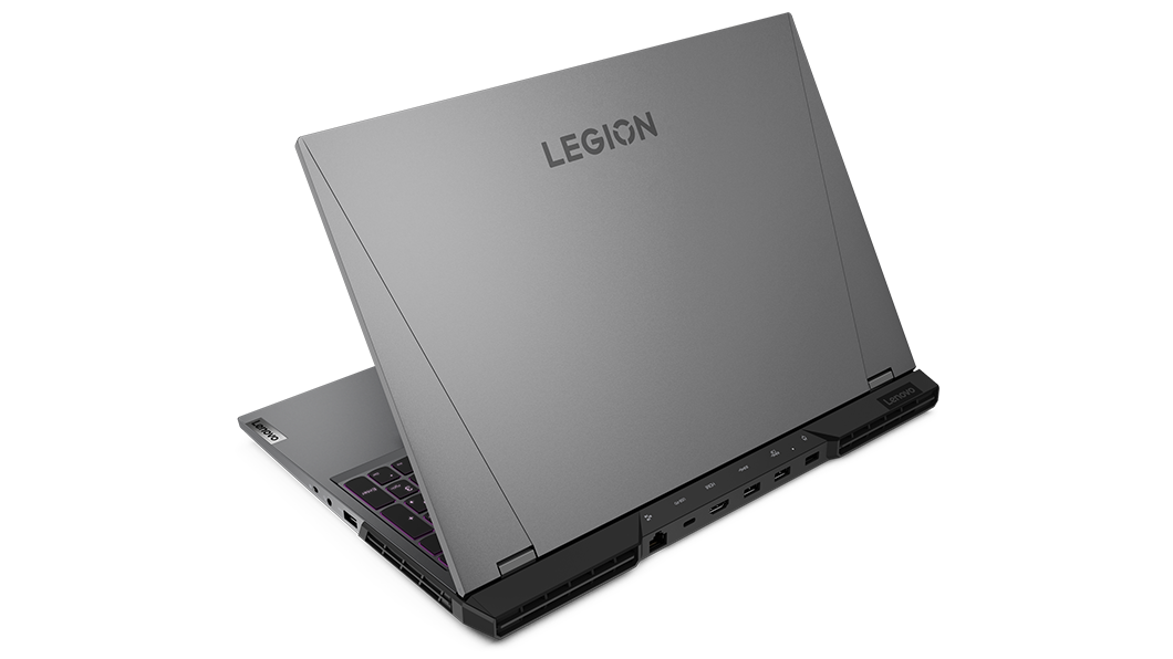Vista lateral posterior de la laptop para juegos Lenovo Legion 5i Pro 7ma Gen (16”, Intel), ligeramente abierta