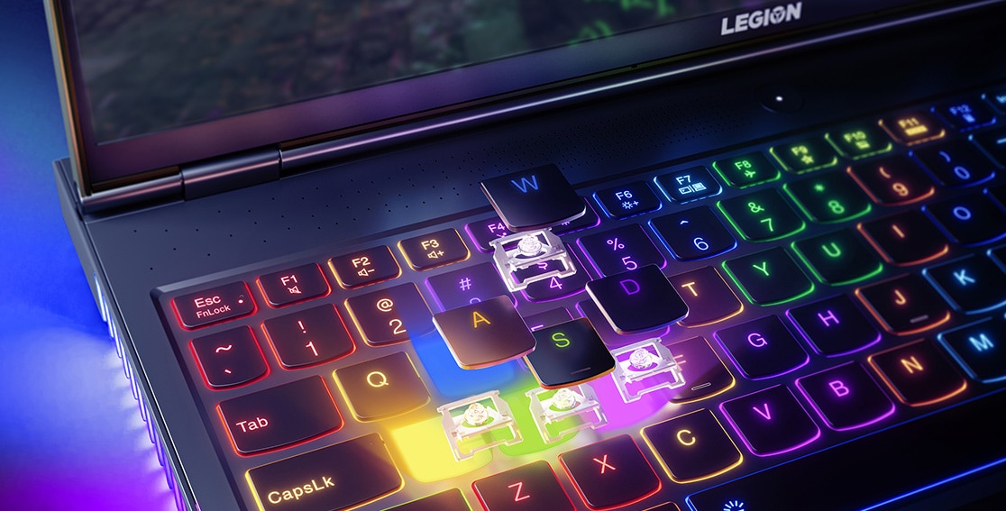 Imagen del teclado en detalle con retroiluminación RGB de la laptop gamer Lenovo Legion 7i Gen 6 (16”, Intel)