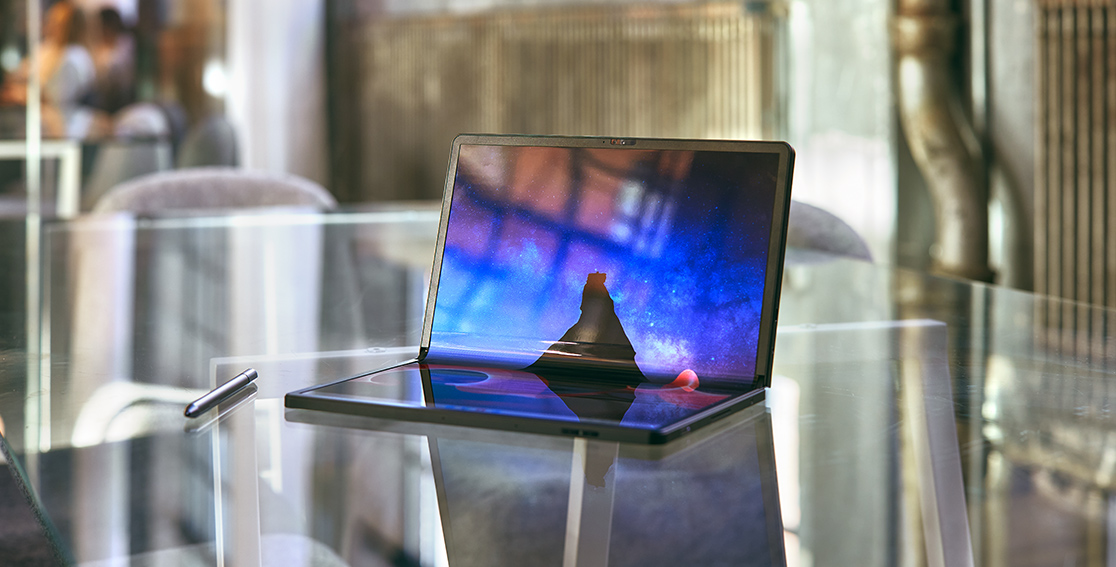 Lenovo ThinkPad X1 Fold ouvert à 90 degrés sur une table en verre, à côté du Lenovo Precision Pen.