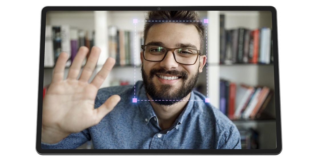 Vue de face de la tablette Lenovo Tab Extreme, montrant une personne qui salue de la main lors d’un appel vidéo, avec son visage mis en évidence