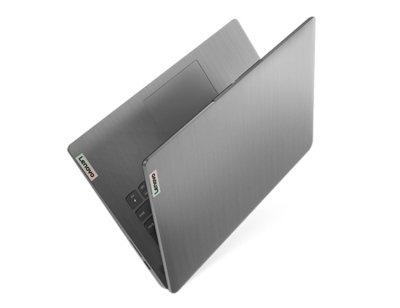 Bærbar PC med IdeaPad 3i Gen 7 delvis lukket, viser toppdeksel og styreplate