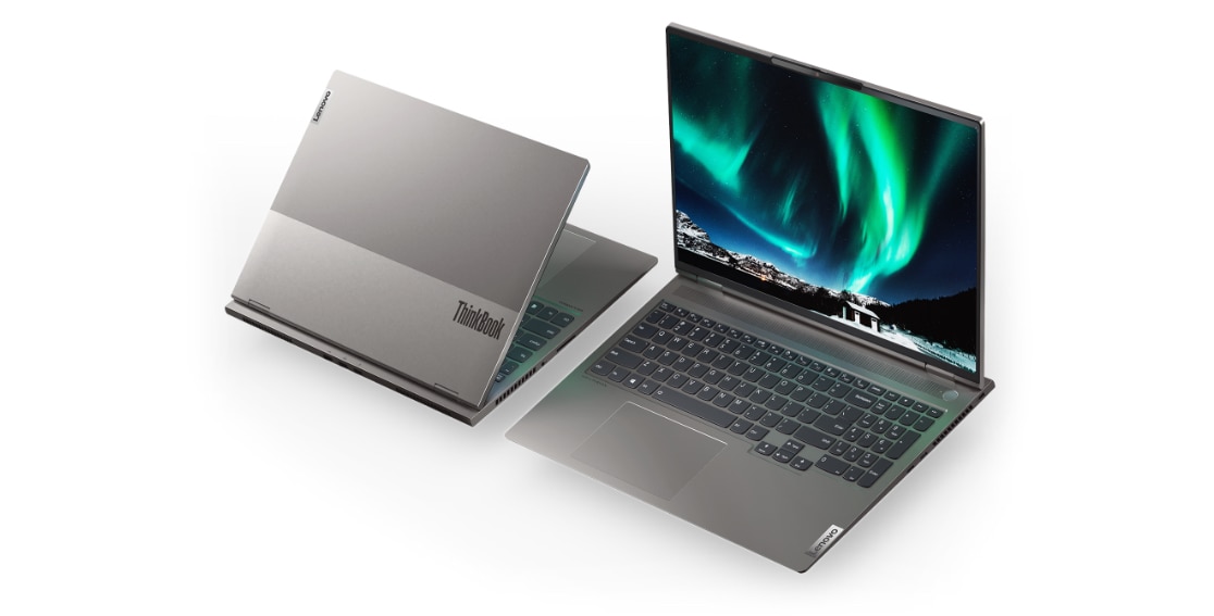 Due notebook Lenovo ThinkBook 16p di seconda generazione (16'' AMD) - affiancati, vista posteriore sinistra e vista anteriore destra, aperti e immagine dell'aurora boreale sullo schermo di quello anteriore