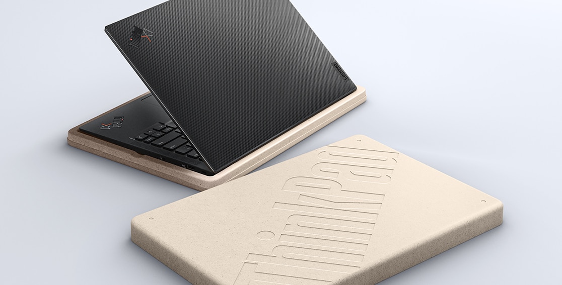 Koolstofpatroon op de bovenkant van de Lenovo ThinkPad X1 Carbon Gen 11-laptop, met een plasticvrije verpakking die voor 90% is gemaakt van duurzaam materiaal.