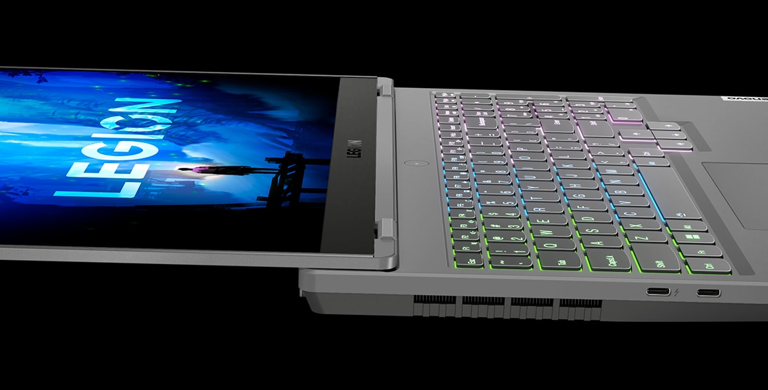 Modelo Storm Grey del Lenovo Legion 5i Pro de 7.ª generación (Intel de 38,1 cm [15'']), tumbado, vista lateral, muestra Windows 11 en pantalla