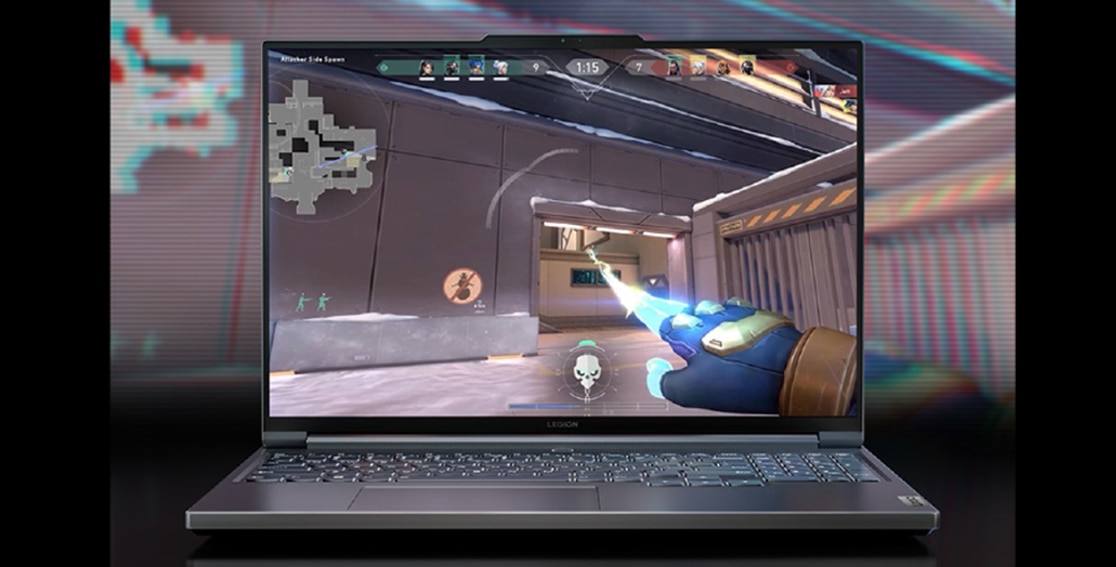Legion Slim 7 Gen 7 (16'' AMD) öppnad, FPS-spel på skärmen