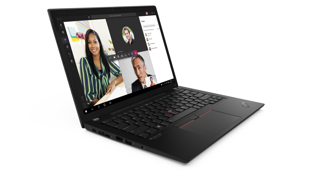Lenovo ThinkPad X13 Gen 2 (13'', AMD) -kannettava – kolmen neljäsosan kuva etuvasemmalta, kansi auki ja videoneuvottelun osallistujat näytössä