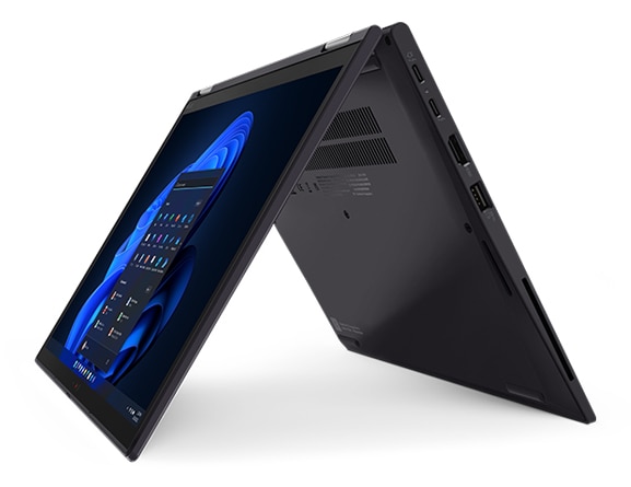 Rechterzijaanzicht van ThinkPad X13 Yoga Gen 3 (13'', Intel) in tentstand, met scherm zichtbaar