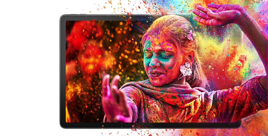 Ecrã 2K do tablet Lenovo Tab P11 a mostrar uma pessoa coberta em cores luminosas