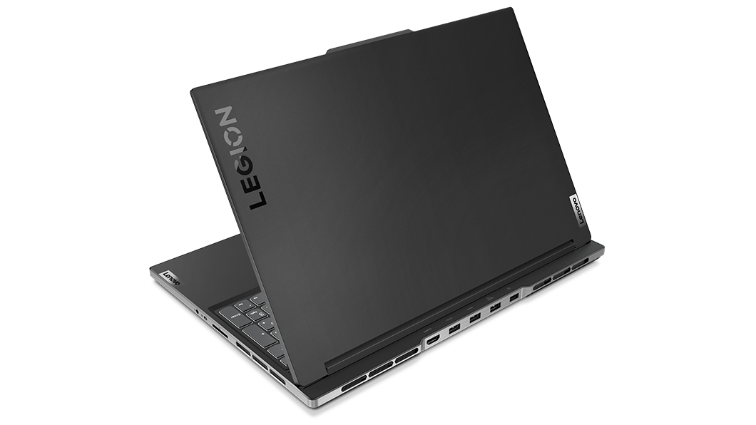 Laptop Legion Slim 7 7ma Gen (16”, Intel) ligeramente abierta, a 45°, se puede ver algunos puertos y ranuras