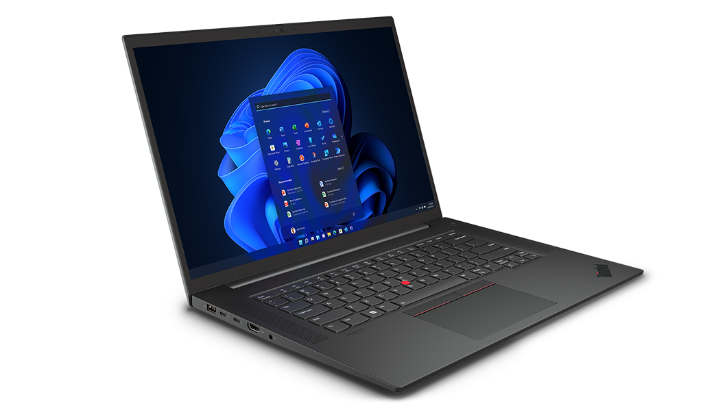 Mobil Lenovo ThinkPad P1 Gen 5-workstation, 90 grader åben og vinklet for at vise porte i venstre side.